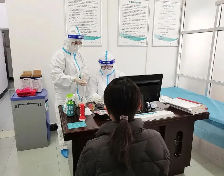 患者在发热门诊特殊诊室就诊