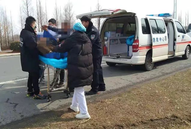 惊险车撞树上人还被撞晕了幸好他们路过