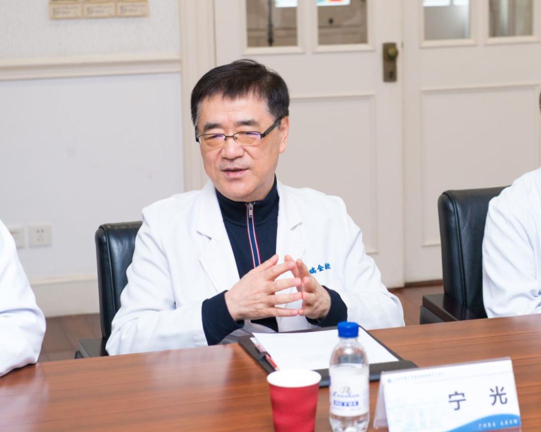 "病人在哪里,我们医生就要在哪里,治病救人是我们的天职,而我们要做的