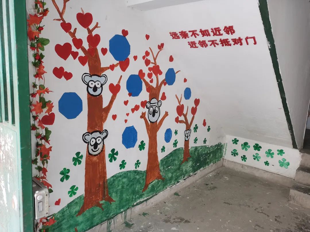 孩子们前往淞南十村57号和247号活力楼组,对楼道墙体进行涂鸦美化.