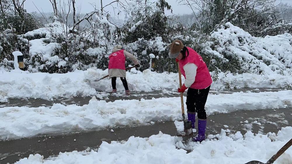 农村女生扫雪图片图片