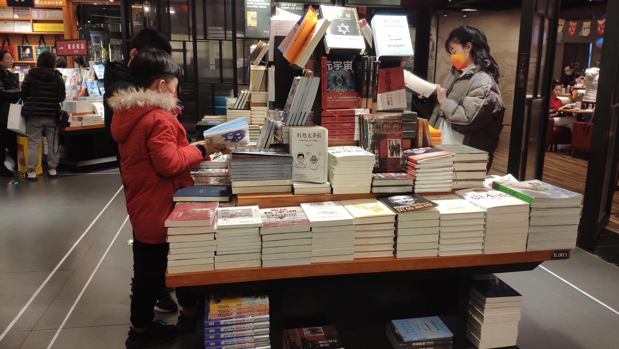 虎年新春飘书香，重庆：市民虎年逛书店读书“充电”