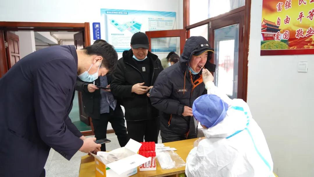 疫情防控严把复工关绥棱组织全体职工进行核酸检测