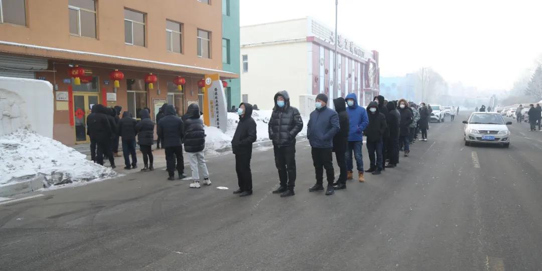 疫情防控严把复工关绥棱组织全体职工进行核酸检测