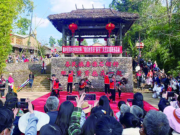 大年初二,司莫拉民俗文化广场上一大早就已经人潮涌动,热闹非凡.