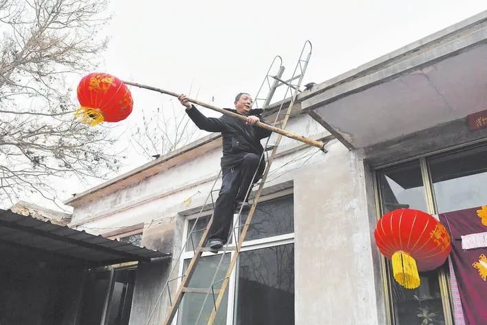 54岁关咏荷近照曝光！素颜陪13岁女儿逛街一头短发尽