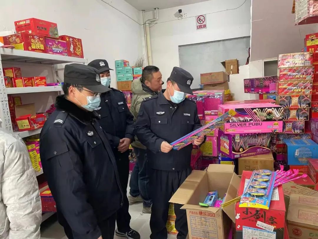 年现在的年虎兜里揣着平时攒下的几毛钱到村里的小卖部买几盒划炮,买