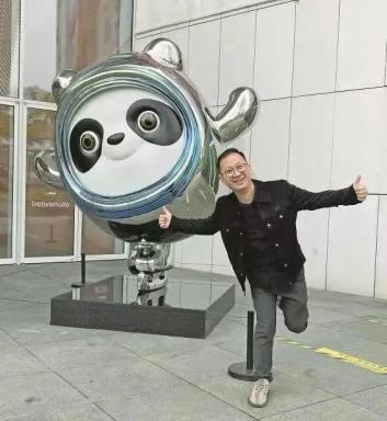 是土生土长的茂名人一位主创成员叶梓琪"冰墩墩"是由广州美术学院团队