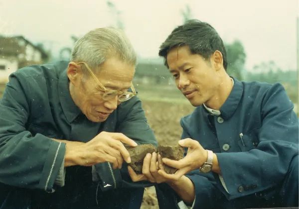 走进科学家与泥奋斗一生的大地之子侯光炯