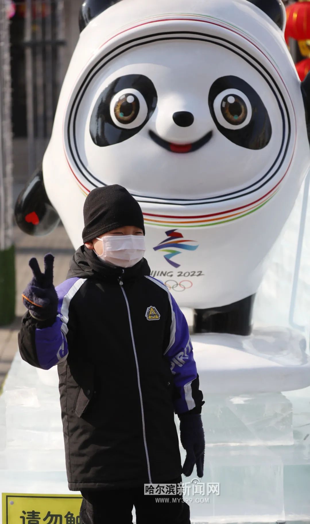 不仅在中央大街公园里还有雪雕版冰墩墩,雪容融那么