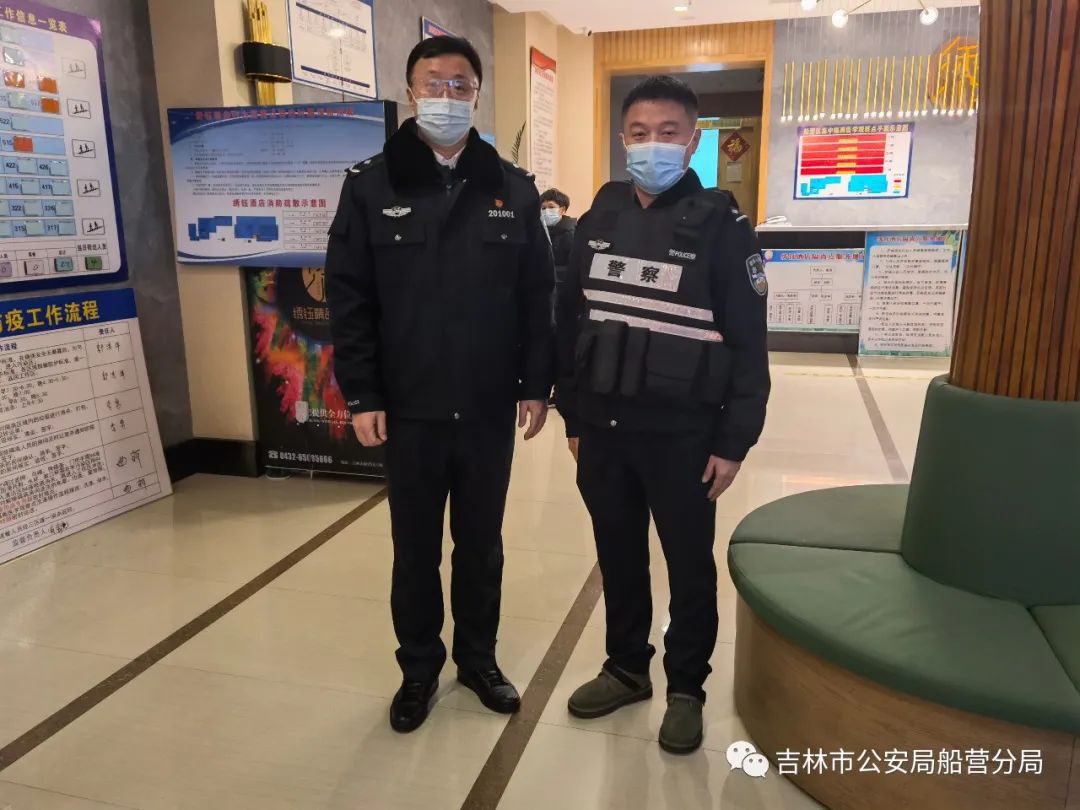 除夕夜,分局食堂洋溢着一片喜气洋洋的节日氛围,孙哲同志与值班备勤