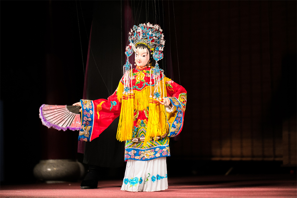 提线木偶:旦  本文图片均由作者提供木偶戏是由演师操作偶形傀儡表演
