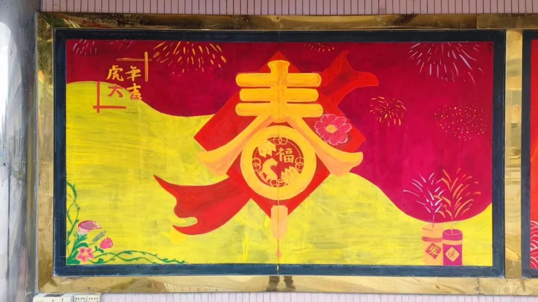 民警组织戒毒人员绘制春节主题黑板报,挂彩带,挂灯笼