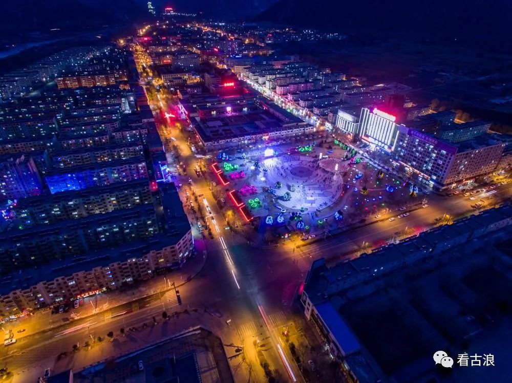 夜幕低垂,深蓝的天空和美丽的古浪县城融为一体,缤纷的街灯和鲜红的