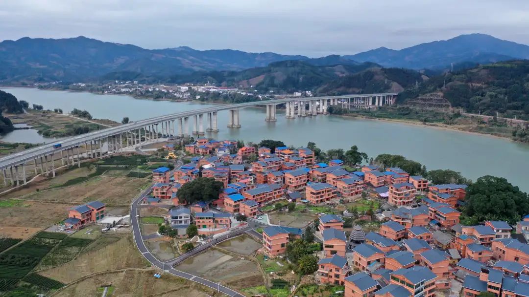 新春走基层旧貌换新颜老堡乡坡头村风貌提升促振兴