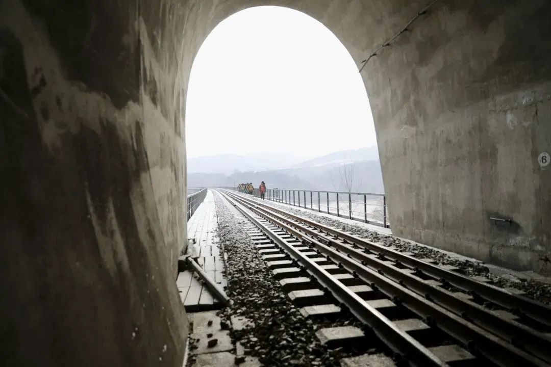 盟的多丰,虎丰铁路穿越蒙冀交界燕山山脉《人民铁道》报业有限