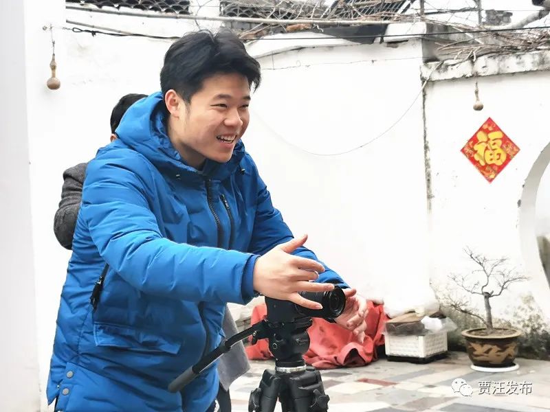 2月9日,伴着浓浓的春意,浙江传媒学院的大学生志愿者王奕皓带着自己的