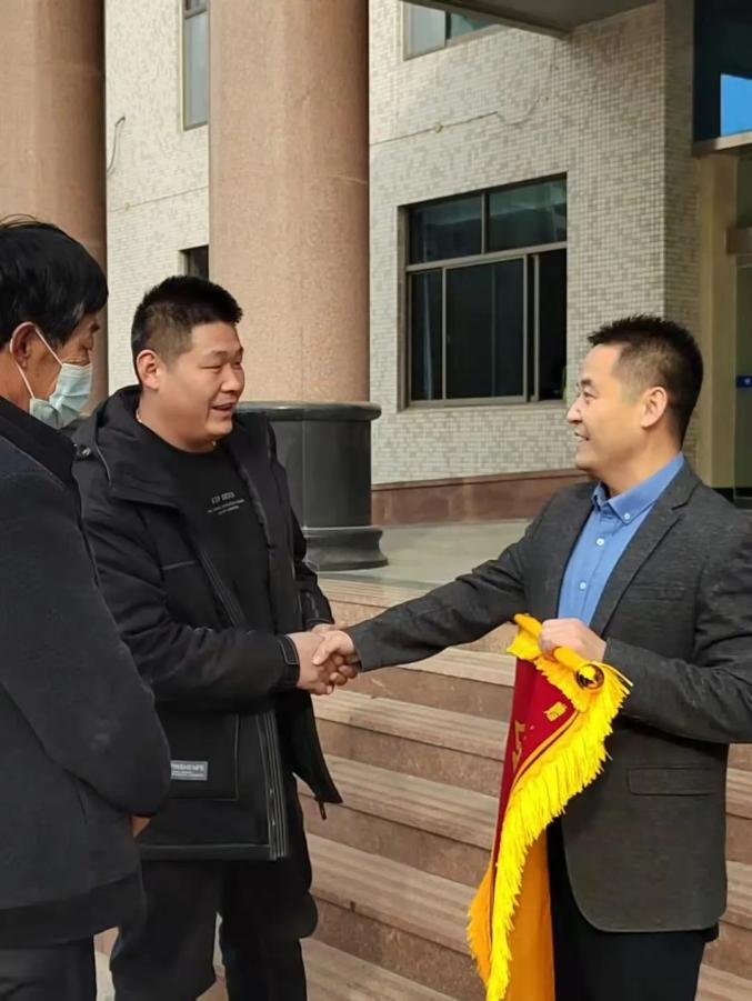 大年初三安丘男子跳进水里勇救落水男童