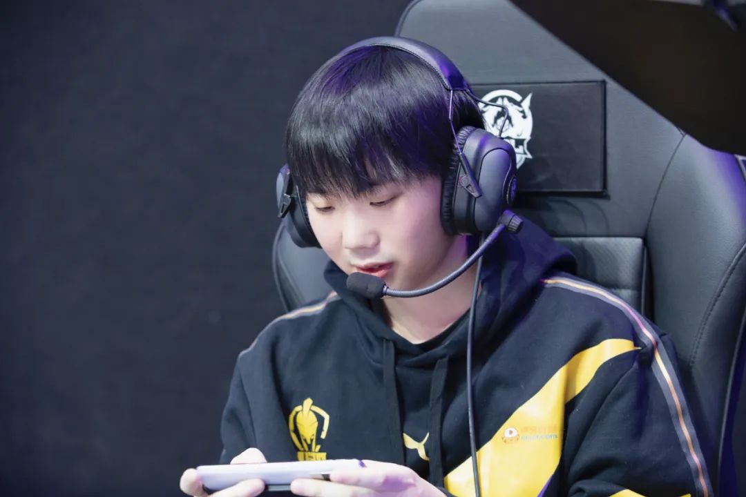 独家对话丨从被照顾到照顾人南京hero尘夏成为战队新主帅