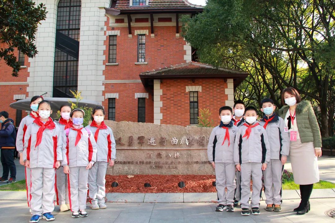 "正月初五,来自汇师小学的20名小学生们在大队辅导员徐芸老师的带领下