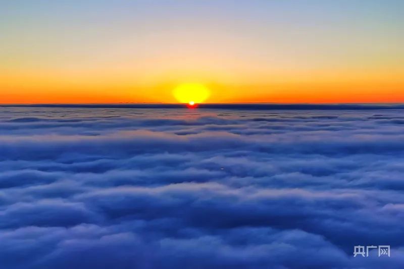 当季梵净山雪映朝阳美如仙境