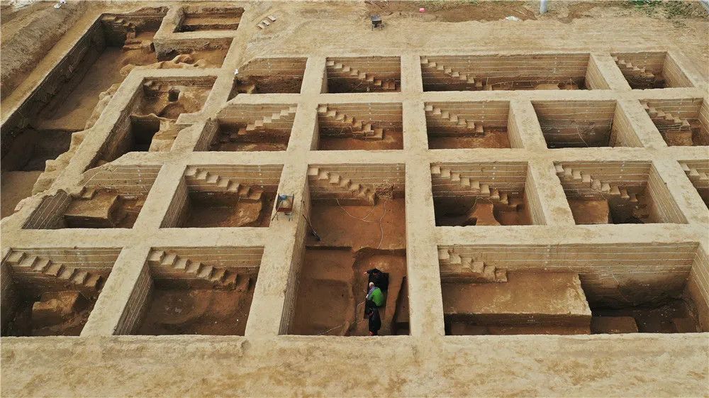 考古队开展了40余平方公里考古调查,发现了以南阳遗址,晾马台遗址为