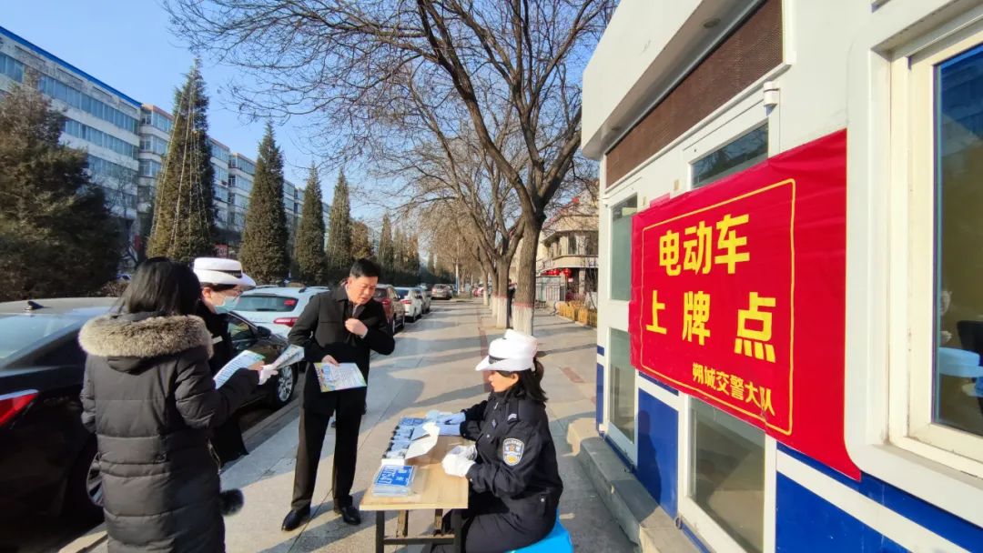 朔州交警零距离服务群众开展电动车免费上牌业务丨一盔一带
