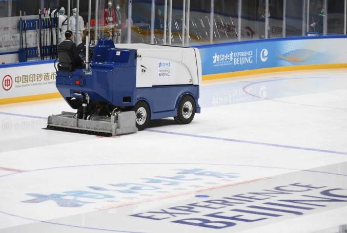 这就不得不介绍一位重量级"选手"——浇冰车.