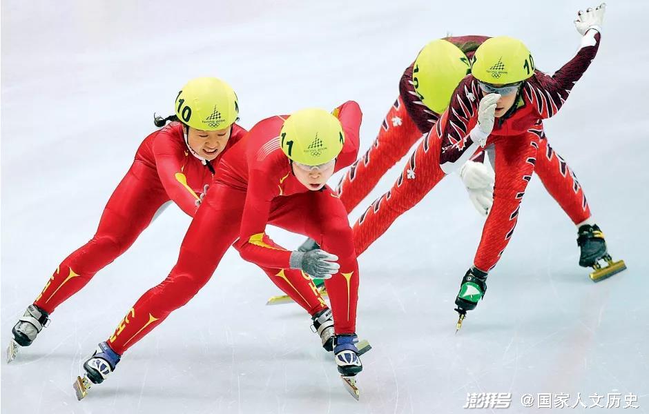 2006年冬奥会短道速滑女子3000米接力半决赛,左二为中国选手王濛