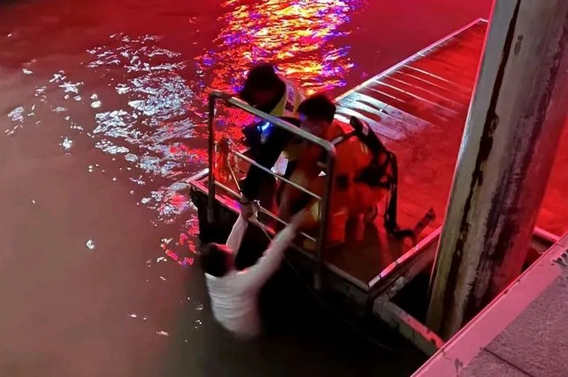 我为群众办实事男子深夜跳江轻生民警及时出手救援