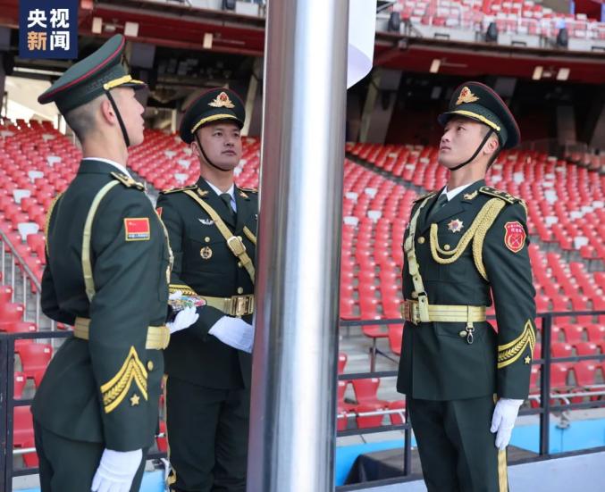 闫振(右一)解放军仪仗大队大队长韩捷表示为了更好完成升旗任务队员们