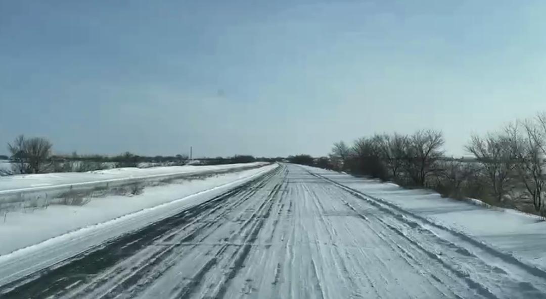 多倫縣多倫239國道有積雪,不影響正常通行,車流量不大蘇尼特左旗東蘇