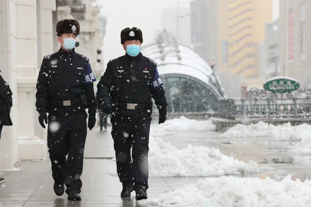 警察冬季训练服图片
