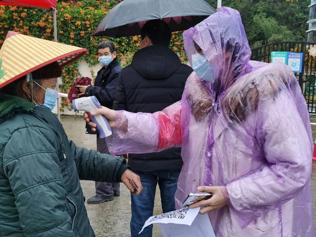 核酸檢測現場風雨中那一個個憑祥法院幹警的身影