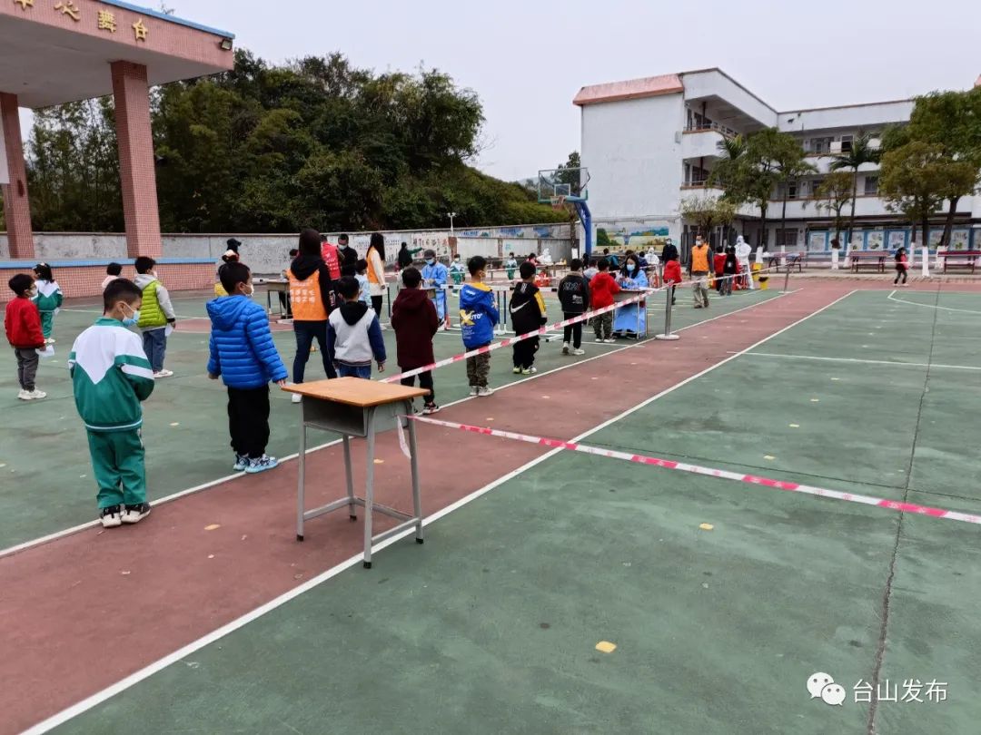 赤溪镇中心小学赤溪镇各学校下面请跟着阿布一起直击现场~各学校核酸