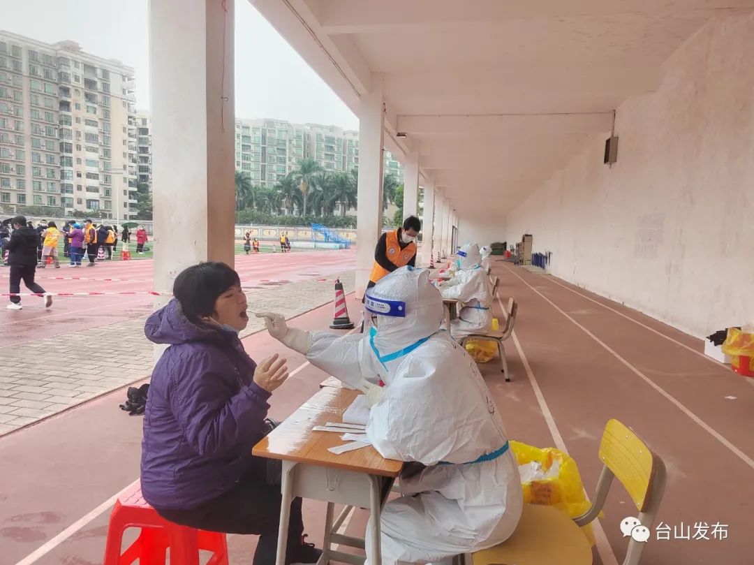 廣州大學臺山附屬中學學生按照一米線有序排隊醫護人員給學生採樣工作