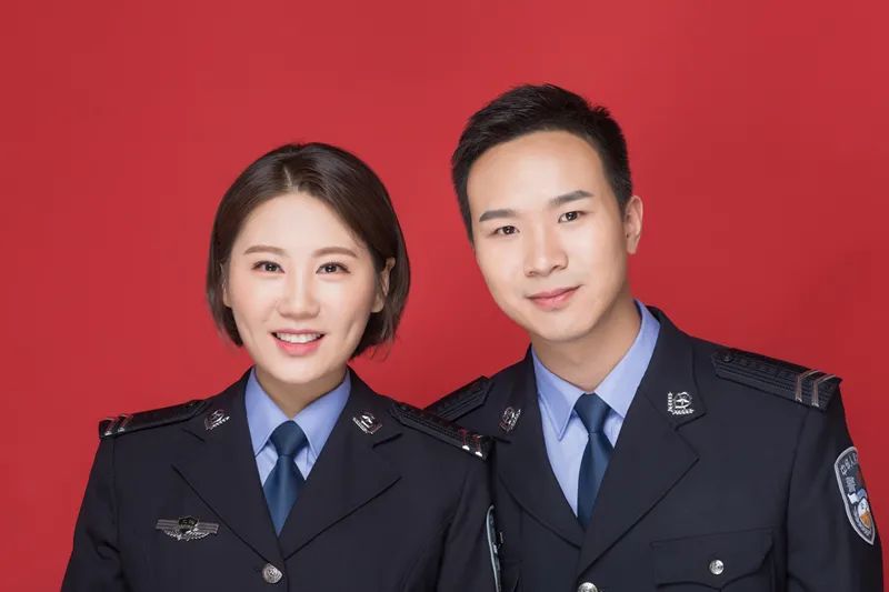 网络)警礼服合照一起拍一套新配发的双警夫妻上班就是穿"情侣装"的