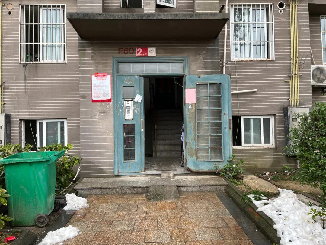 小区单元门敞开,外来人员随便进出.