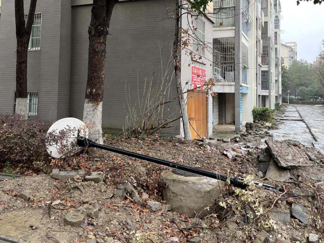 施工损坏的路灯未及时修复.