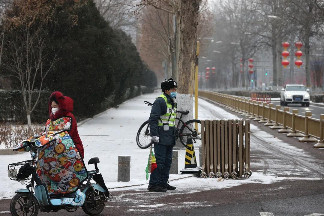 交通協管員在雪中執勤.