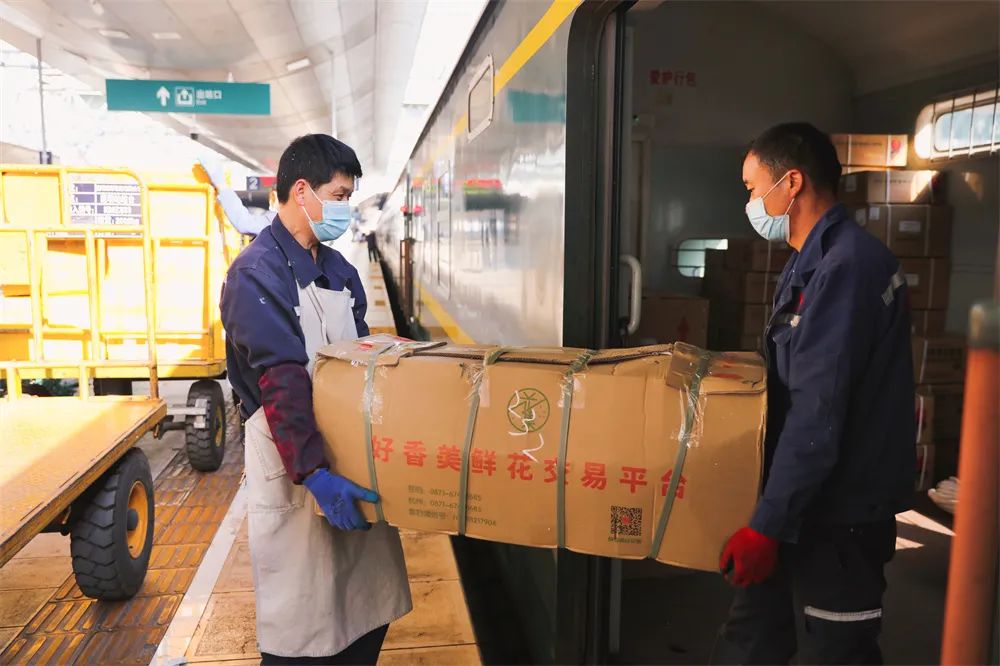 整车安检工作人员将其搬至行李车大家的鲜花就顺利坐上火车啦你期待吗
