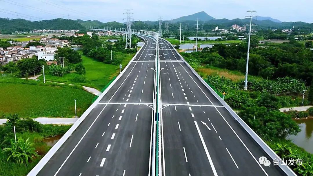 联"快速干线,加快建成黄茅海通道,力促广台高速早日建成,谋划斗恩高速
