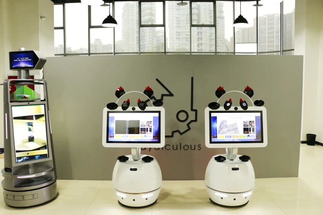 大运蓉宝机器人在场馆内,"蓉宝"立马又化身成为一位引导员.