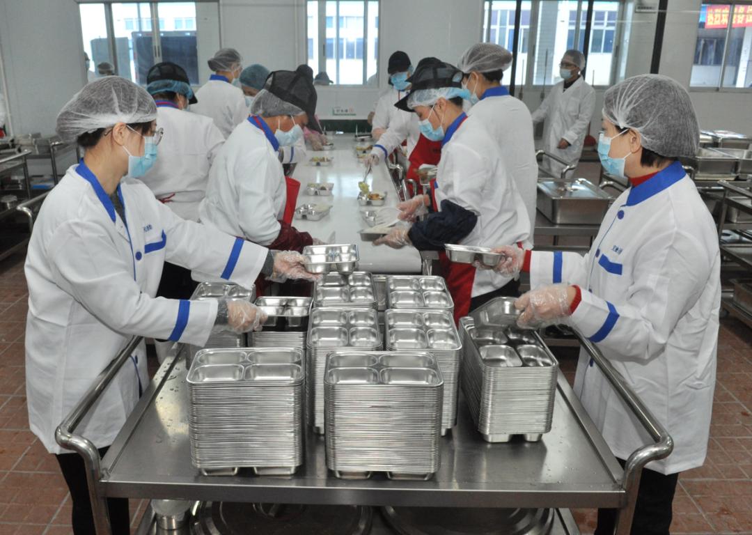 配餐进校园解决午饭难直击开平市启动中小学集中配餐首日
