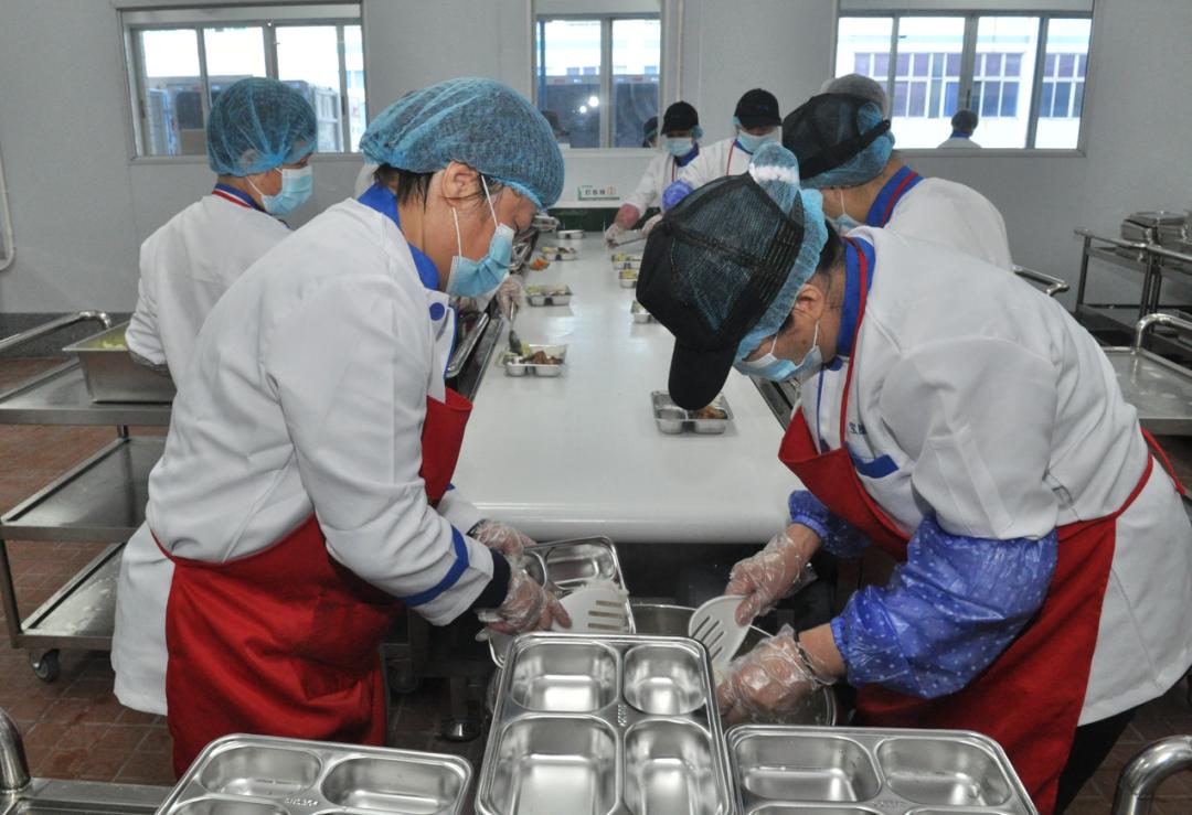配餐进校园解决午饭难直击开平市启动中小学集中配餐首日