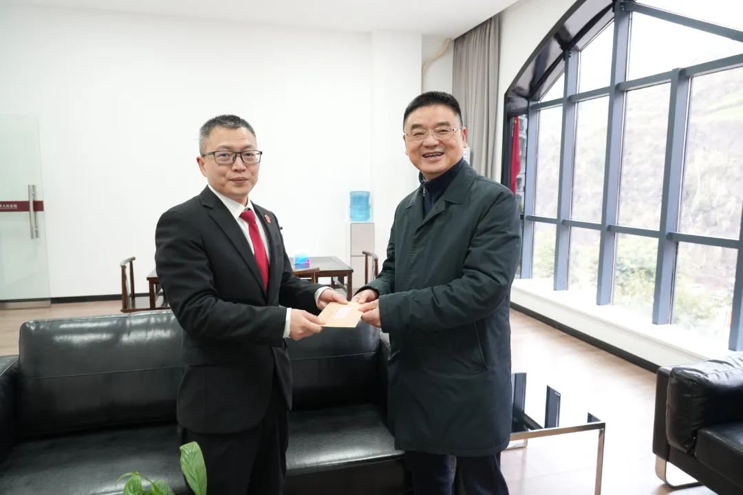 市高法院戴军副院长看望慰问全国模范法官温春来