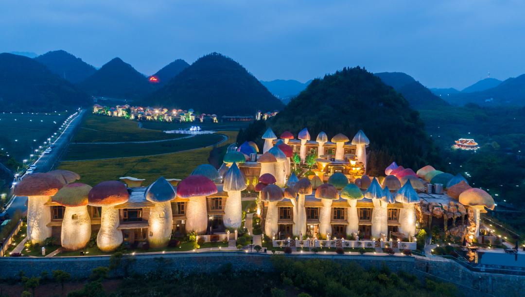 夸张的建筑手法,精心的房间布局,让蘑菇野奢酒店整体充满了童心童趣.