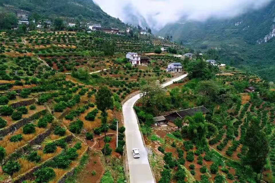 探访天坑村当代愚公毛相林讲述面条故事