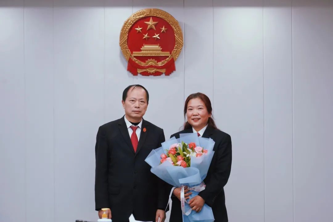 今天,致敬芳华,感恩有你是把两身法官制服穿成一辈子的情侣装有一种