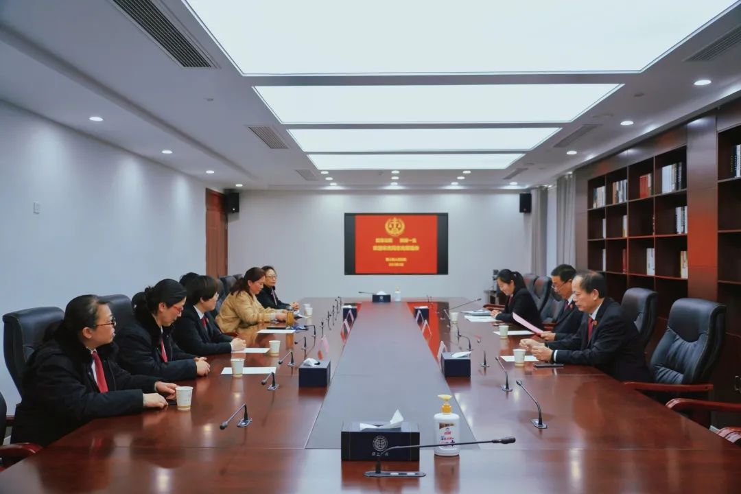 颍上法院举行了退休干部欢送会,欢送即将退休的立案庭法官助理宋杰